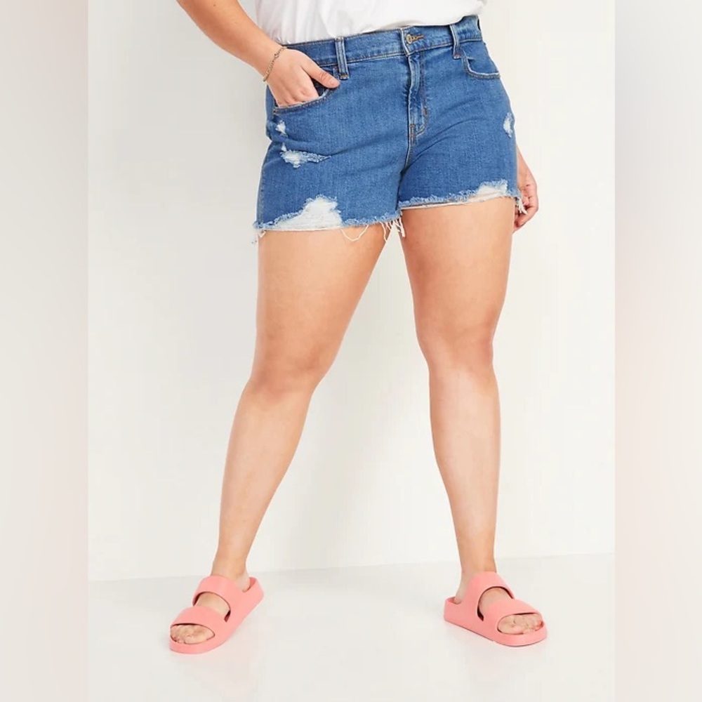 NWT. OLD NAVY Mid-Rise Ripped Cut-Off Boyfriend Jean Shorts